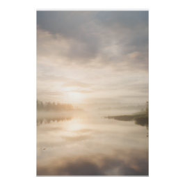 Nebeliger Seebeginn mit goldener Spiegelung Poster