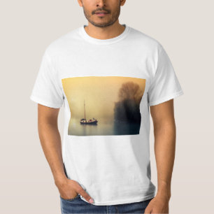 Nebeliger Segelboot T-Shirt