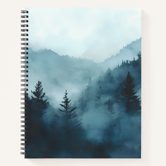 Nebeliger Wald und Bergblick  Notizbuch (Vorderseite)