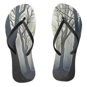 Nebeliger Waldpfad: Unheimliche Schönheit Flip Flops