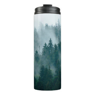 Nebellandschaft mit Tannenwald im Hipster Vintag Thermosbecher
