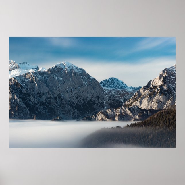Nebelmeer und schneebedeckte Berge Poster (Vorne)
