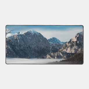 Nebelmeer und schneebedeckte Berge Schreibtischunterlage