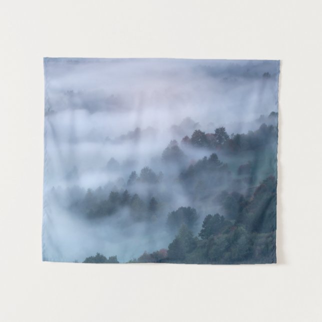 Nebelmorgendliche durch Bäume rollen Wandteppich (Vorderseite (Horizontal))