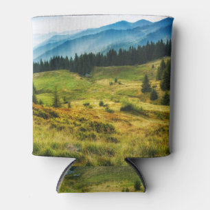 Nebelnde Berghänge: majestätische Landschaft. Dosenkühler