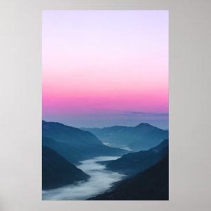 Nebelstrom, der bei Sonnenaufgang durch Berge flie Poster