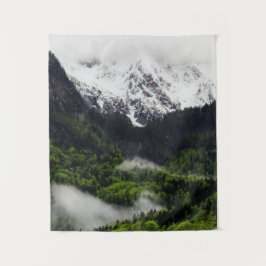 Nebelwald unter den Bergen Wandteppich