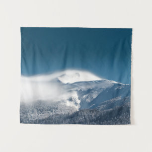 Nebelwolken über dem schneebedeckten Berg Snežnik, Wandteppich
