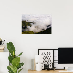 Nebelwolken über den Bergen auf der Insel Madeira Poster