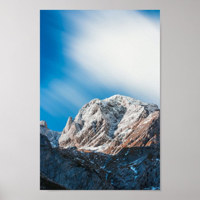 Nebelwolken über den Bergen Poster (Vorne)