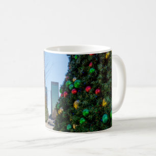 Neben dem Weihnachtsbaum von Dallas Kaffeetasse