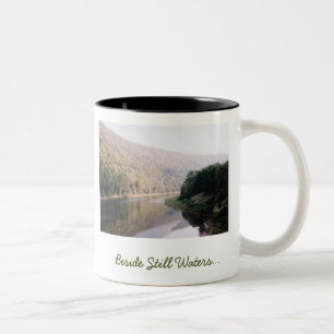 Neben ruhiger Wasser-Kaffeetasse Zweifarbige Tasse