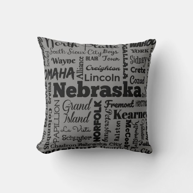 Nebraska-Stadttypographiekissen in Grau (ii) Kissen (Vorderseite)
