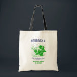 Nebraska Wedding Welcome Bag, Staat Liebe Tragetasche<br><div class="desc">Herzlich willkommen in Nebraska mit dieser speziellen Hochzeitstasche. Egal, ob Sie in Omaha, Lincoln, Kearney oder entlang der Sandhügel feiern, diese Tasche ist eine einfache Möglichkeit, um Freunden und Familie zu danken, dass sie Teil Ihres besonderen Wochenendes sind. Personalisieren Sie es mit Ihren Namen und Hochzeitsdatum. Es eignet sich hervorragend,...</div>