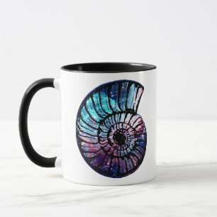 Nebula mit Sternen in einer Nautilus-Muschel Tasse