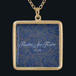 Necklace Blue & Golden Rose Familes sind für immer Vergoldete Kette<br><div class="desc">Die in Gold gehaltene Necklace mit Goldenem Mehrfarbendruck über Deep Blue im Hintergrund und dem extravaganten Schriftsatz von Light Blue von "Families Are Forever 2018". Passen Sie diese Halskette mit einem speziellen Datum an oder/und wählen Sie Ihren Stil oder ändern Sie die Farben. Oder kaufen Sie wie geplant. Erhältlich in...</div>