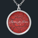 Necklace Red Black Rose-Familien sind für immer Versilberte Kette<br><div class="desc">Die in Silver Plate gezeigte Necklace mit einem Schwarz-Mehrfarbendruck auf einem roten Hintergrund und dem extravaganten Schriftsatz von White "Families Are Forever 2018". Passen Sie diese Kette an und wählen Sie Ihren Stil oder ändern Sie die Farben. Oder kaufen Sie wie geplant.</div>