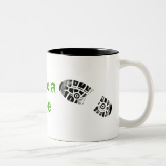 Nehmen Sie eine Wanderung Zweifarbige Tasse