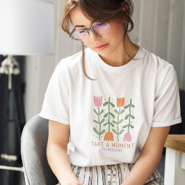 Nehmen Sie sich einen Moment Zeit, um die Boho-Flo T-Shirt