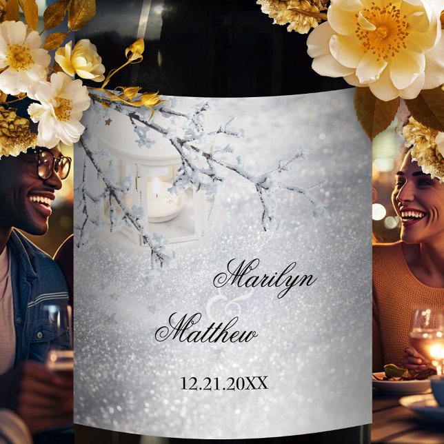 Neige mousseuse Noël Mariage d'hiver Vin Étiquette (Wedding wine label featuring sparkling snow with a candle lit lantern and snow covered branch)