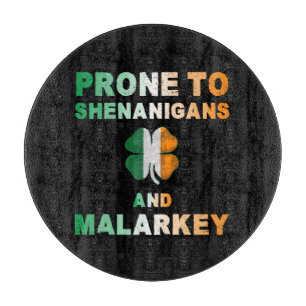 Neigt zu Schabernack und Unsinn St. Patrick's Day Schneidebrett