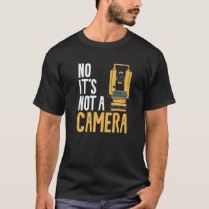 Nein, es ist kein Landvermesser, der eine Kamera v T-Shirt