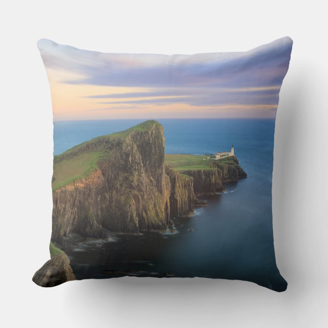 Neist Punktleuchtturm auf Skye am Sonnenuntergang Kissen (Vorderseite)