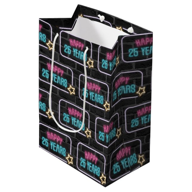 Neon 25th Birthday Sign On Brick Medium Cadeau sac (Devant Angle)