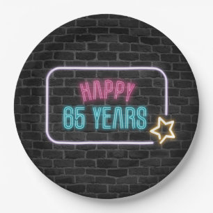 Neon 65. Geburtstag Werbetafel an Backsteinwand Pappteller