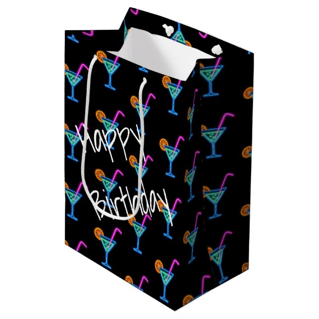 Neon Birthday Cocktail auf schwarz Mittlere Geschenktüte (Vorderseite Schrägansicht)