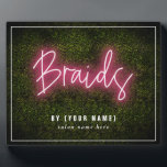 Neon Boxwood Hair Salon Beruflich Braids Plaque Fotoplatte<br><div class="desc">Rosa Neonzeichen inspiriert "Braids"-Skript über einem Boxwood-Grün inspiriert Hintergrund mit benutzerdefiniertem Weißtext.</div>