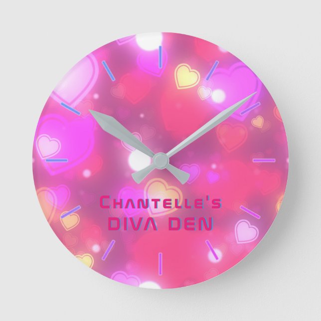 NEON DIVA DEN - Pink Hearts Girls Personalisiert Runde Wanduhr (Vorderseite)