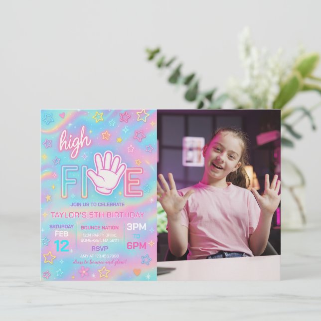 Neon Glow High Five Birthday Party Foto Einladung (Stehend Vorderseite)