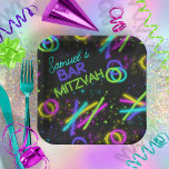 Neon Glow Stick Bar Mitzvah ID991 Pappteller<br><div class="desc">Ein Rahmen aus verstreuten Glühstühlen in einer Reihe von leuchtenden Neonfarben fügt diesem Bar Mitzvah-Papier-Plattendesign ein lustiges Element hinzu. Fügen Sie mithilfe der bereitgestellten Vorlage einen persönlichen Namen hinzu. Durchsuchen Sie ID991 um zu sehen,  welche Einladungen und andere Party mit diesem farbenfrohen Design koordiniert werden.</div>