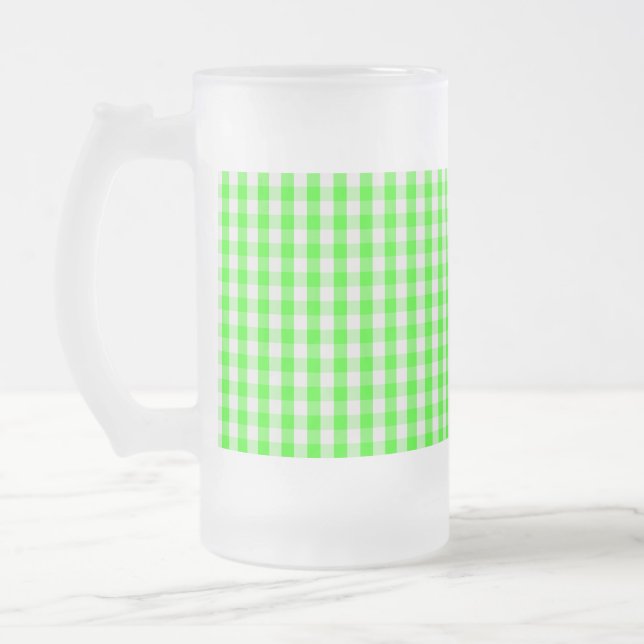 Neon Green Gingham Pattern von Shirley Taylor Mattglas Bierglas (Links)
