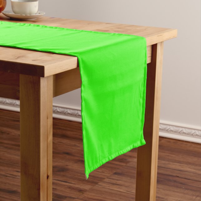 Neon Green Table Runner – Customizable Kurzer Tischläufer (Beispiel)