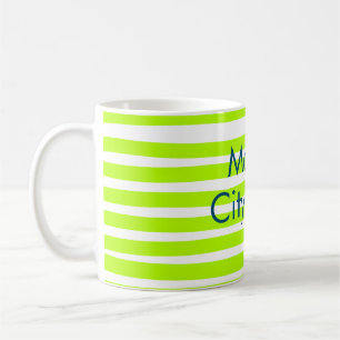 Neon-grüne gelbe Retro-Streifen mit Namen Stadtort Kaffeetasse