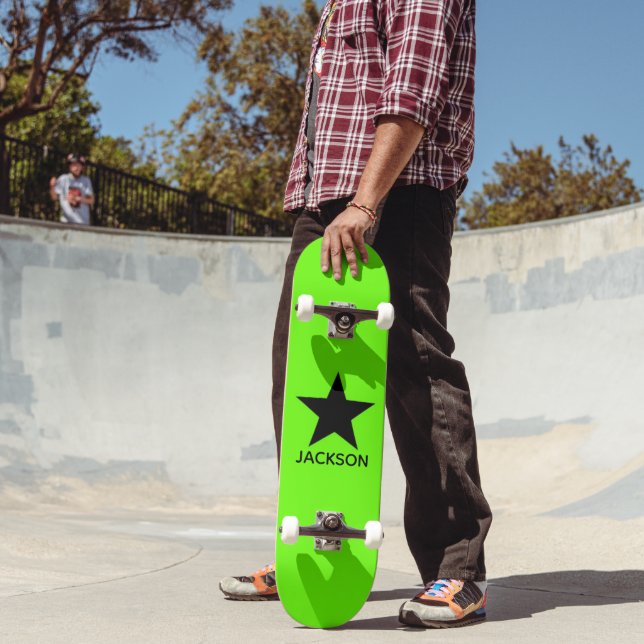 Neon-grüner Hintergrund Schwarzer Stern Benutzerde Skateboard (Außenbereich 2)