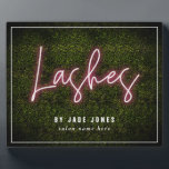 Neon Lash Artist Beruflich Cosmetologe Fotoplatte<br><div class="desc">Rosa Neonzeichen inspiriert "Lashes" Skript über einem Boxwood-Grün inspiriert Hintergrund mit benutzerdefiniertem Weißtext.</div>