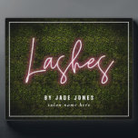 Neon Lash Artist Beruflich Cosmetologe Fotoplatte<br><div class="desc">Rosa Neonzeichen inspiriert "Lashes" Skript über einem Boxwood-Grün inspiriert Hintergrund mit benutzerdefiniertem Weißtext.</div>