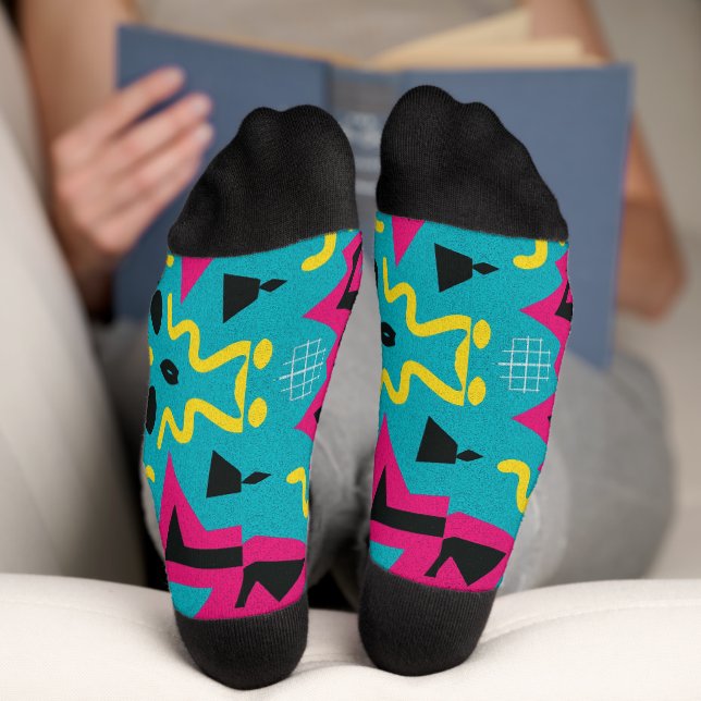 Neon Nostalgie: Ein kühner 90er-Remix Socken (Unterseite)