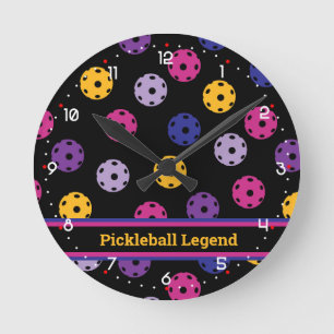 Neon on Black Pickleball, benutzerdefinierter Text Runde Wanduhr