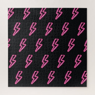 Neon Pink Blitze: Dunkler Hintergrund.