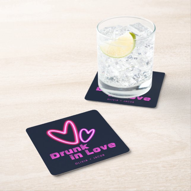 Neon Pink Hearts Betrunken in Liebe Hochzeit Rechteckiger Pappuntersetzer (Vor Ort)