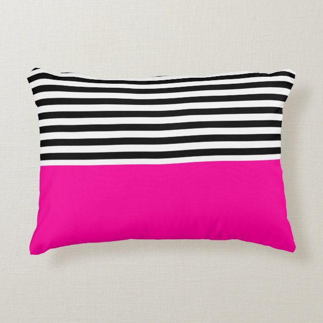 Neon Pink mit schwarzen und weißen Streifen Dekokissen (Vorderseite)