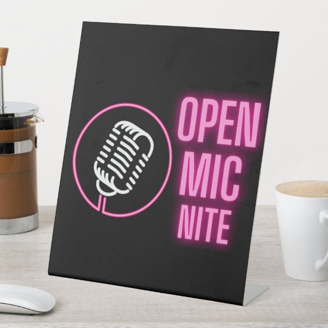 Neon Pink Open Mic Tabletop Sockelschild (In Situ)