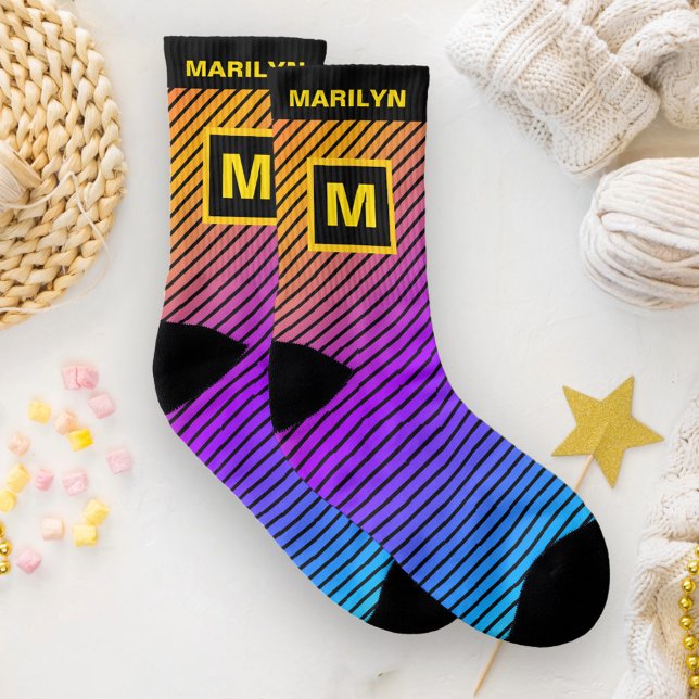 Neon Rainbow Gradient Stripes Name und Monogramm Socken (Von Creator hochgeladen)