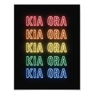 Neon-Schild-Stil Kia Ora wiederholender Regenbogen Fotodruck