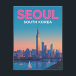 Neon Seoul Skyline Travel Postkarte<br><div class="desc">Diese beeindruckende Postkarte zeigt eine moderne, neonartige Abbildung der Seoul-Skyline bei Sonnenuntergang. Es zeichnet die einzigartige Mischung aus futuristischer Architektur mit dem weltberühmten Lotte-Turm und dem ruhigen Han-Fluss am Fuß der Stadt auf. Der lebendige, heiß rosa Neon "SEOUL" verleiht ihm ein kühnes, zeitgenössisches Ambiente. Diese Postkarte ist ein Muss für...</div>
