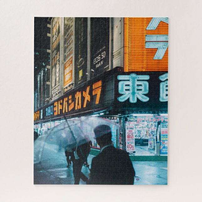 Neon Signs bei Nacht in Tokio Japan (Vertikal)